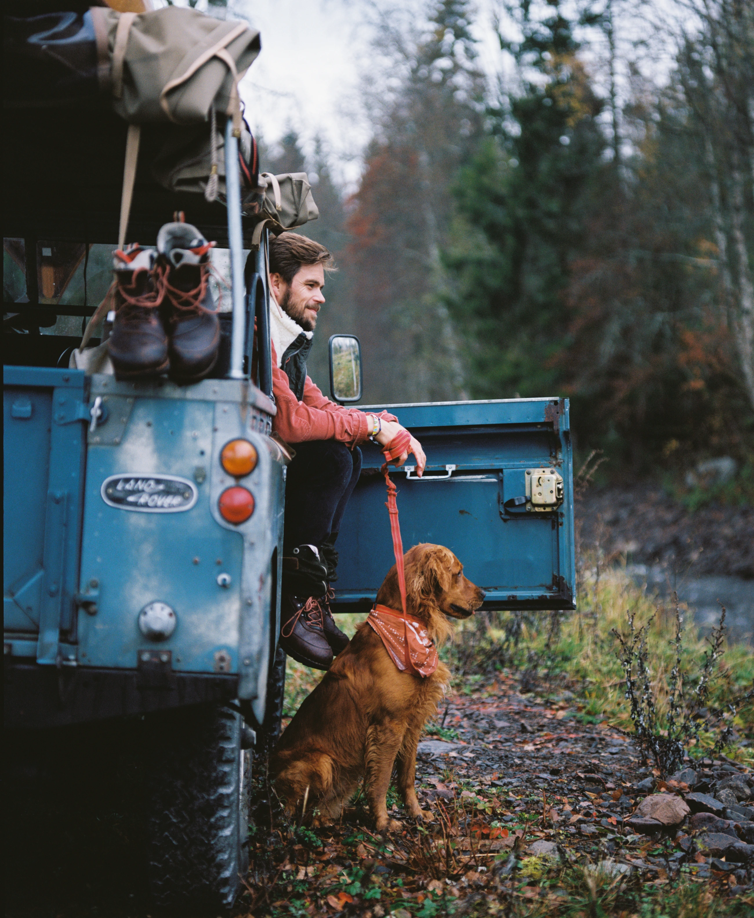 Avreise med Land Rover, hund og turutstyr